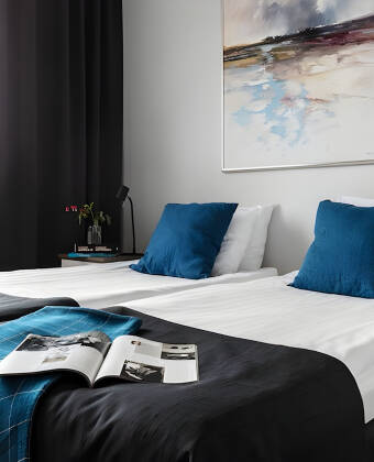 Die hellen und komfortablen Zimmer des Hotels laden zur Entspannung und Gemütlichkeit ein.