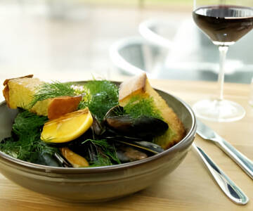 Das Hotelrestaurant bietet ausgesuchte Speisen von hoher Qualität, die Sie zusammen mit einer einzigartigen Aussicht auf das Meer genießen können.