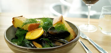 Hotellets restaurant byder på udsøgt mad af en høj kvalitet, som I kan nyde sammen med en fremragende havudsigt