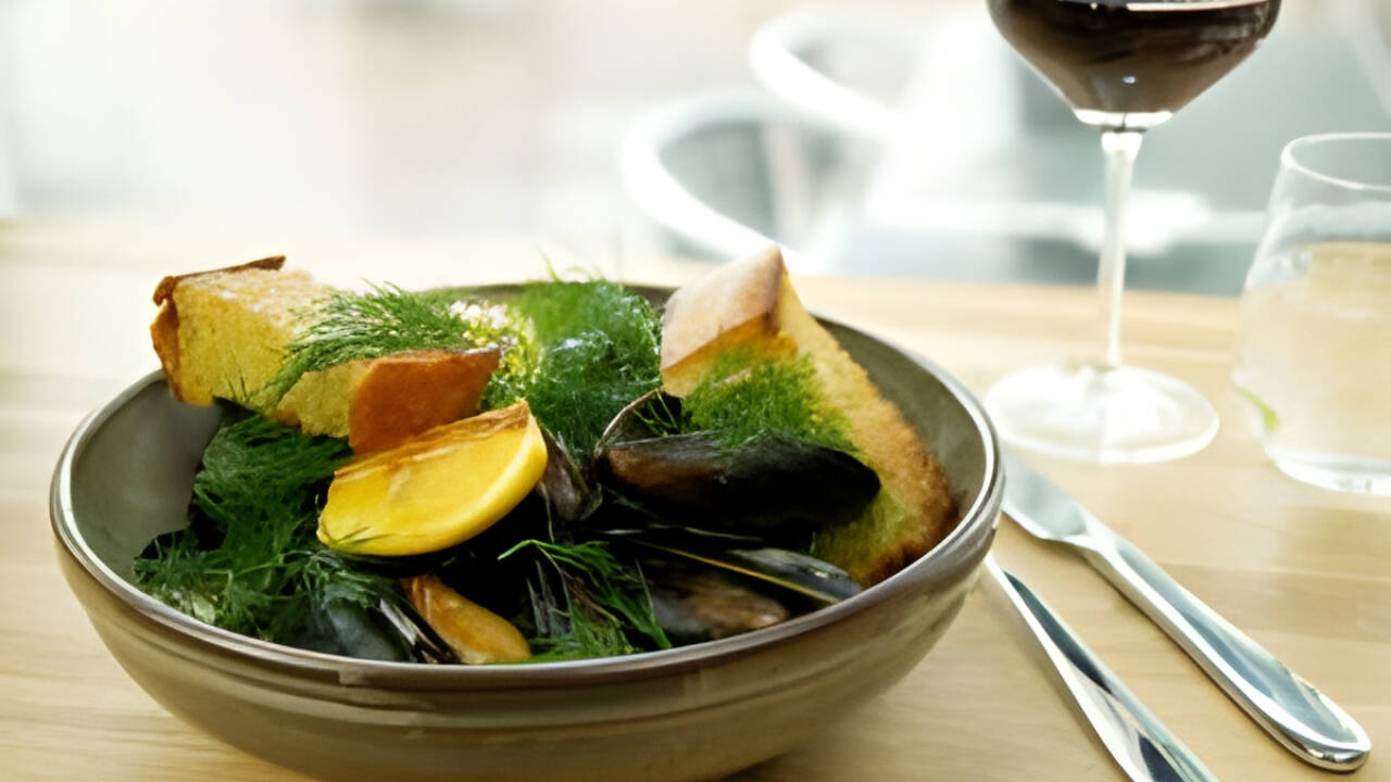 Hotellets restaurant byr på utsøkt mat av høy kvalitet, som dere kan nyte sammen med en fremragende havutsikt