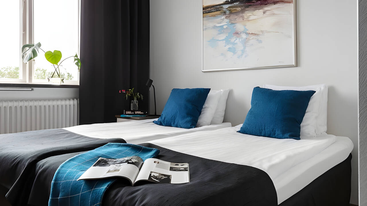 Die hellen und komfortablen Zimmer des Hotels laden zur Entspannung und Gemütlichkeit ein.