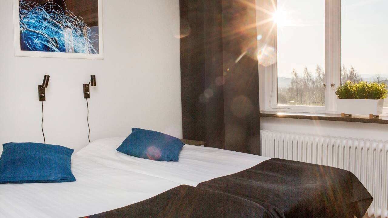 Hotellets lyse og komfortable værelser  indbyder til afslapning og hygge