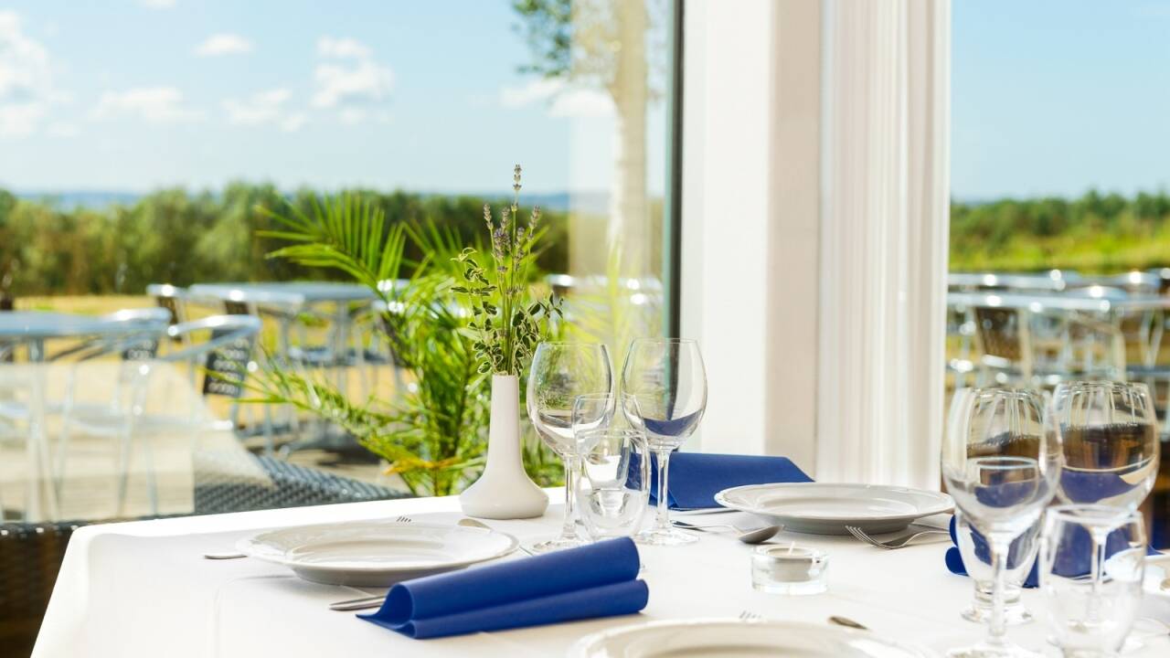 Hotellets restaurant byr på utsøkt mat av høy kvalitet, som dere kan nyte sammen med en fremragende havutsikt