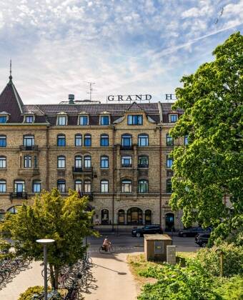 Grand Hotel Halmstad ligger i en vakkert renovert kulturminnebygning og tilbyr stilfulle rom.