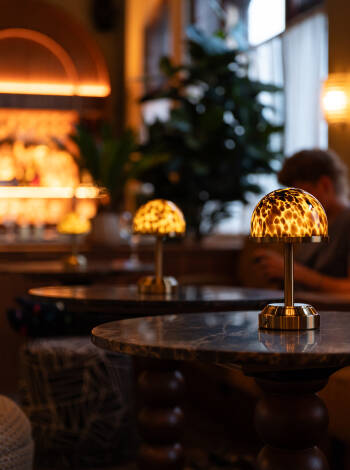 Das Hotel beeindruckt mit seiner eleganten Lobby, einladenden Loungebereichen und einer eleganten Bar.