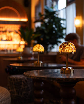 Das Hotel beeindruckt mit seiner eleganten Lobby, einladenden Loungebereichen und einer eleganten Bar.