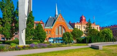 Der er mange attraktioner at udforske i Halmstad, herunder Picasso- skulpturen ved floden.