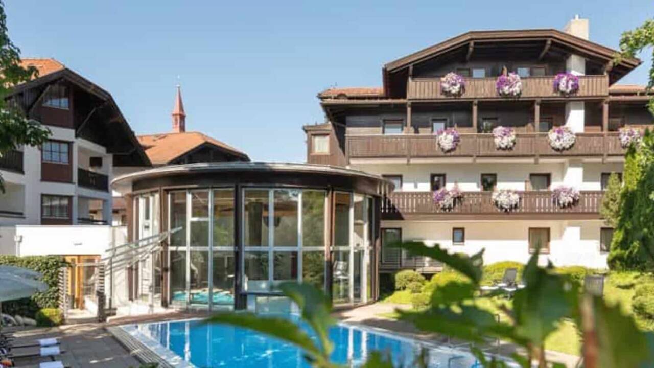 Das Hotel Bon Alpina liegt im Herzen von Igls und bietet eine ruhige Atmosphäre, einen Außenpool sowie einen freundlichen und aufmerksamen Service.