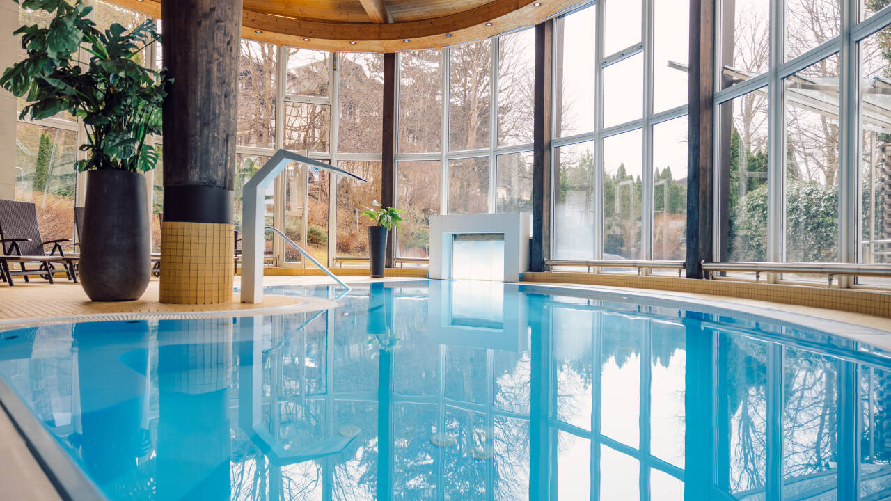 Nach einem aktiven Tag können Sie sich im Innenpool, in der Sauna oder im Dampfbad entspannen.