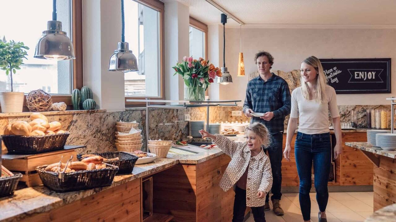 Genießen Sie regionale Küche mit kostenlosen Getränken zum Abendessen und einem reichhaltigen Frühstücksbuffet.