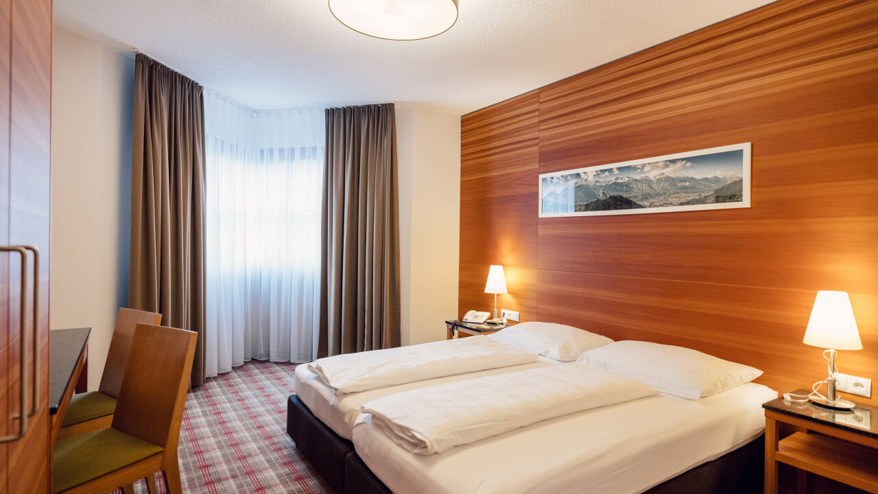 Machen Sie es sich in einem hellen, komfortablen Zimmer im klassischen Stil bequem.