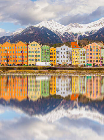 Upptäck Innsbruck, som ligger bara en kort bilresa bort, och kombinera alpin miljö med kultur och sightseeing.
