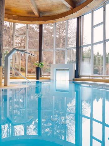 Efter en aktiv dag kan du slappe af i den indendørs pool, saunaen eller dampbadet.