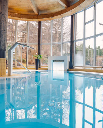 Nach einem aktiven Tag können Sie sich im Innenpool, in der Sauna oder im Dampfbad entspannen.