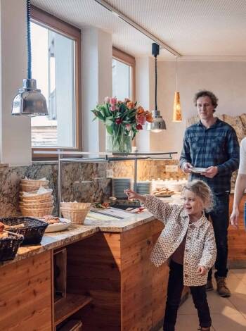 Njut av regionala rätter med gratis drycker till middagen och en generös frukostbuffé.