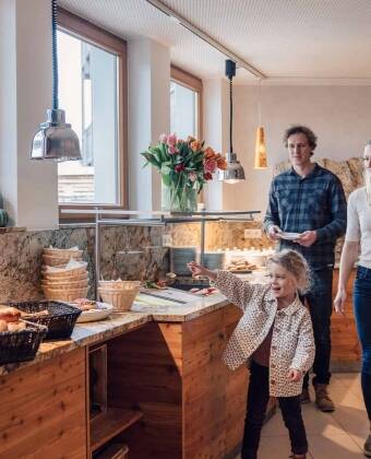 Njut av regionala rätter med gratis drycker till middagen och en generös frukostbuffé.
