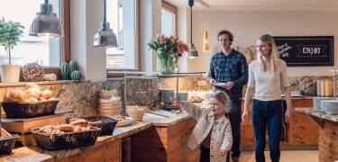 Genießen Sie regionale Küche mit kostenlosen Getränken zum Abendessen und einem reichhaltigen Frühstücksbuffet.