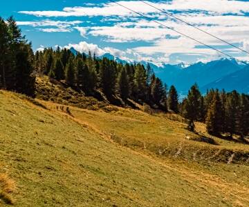 Patscherkofel-området ligger i närheten och erbjuder fantastiska vandringsleder, frisk bergsluft och vackra vyer.