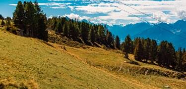 Das Gebiet um den Patscherkofel liegt in der Nähe und bietet großartige Wanderwege, frische Bergluft und eine herrliche Aussicht.