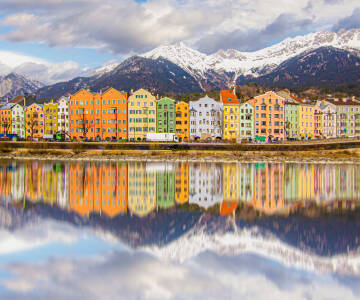 Oppdag Innsbruck, som ligger bare en kort kjøretur unna, og kombiner alpine omgivelser med kultur og sightseeing.