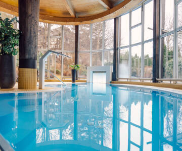 Efter en aktiv dag kan du slappe af i den indendørs pool, saunaen eller dampbadet.