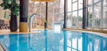 Nach einem aktiven Tag können Sie sich im Innenpool, in der Sauna oder im Dampfbad entspannen.