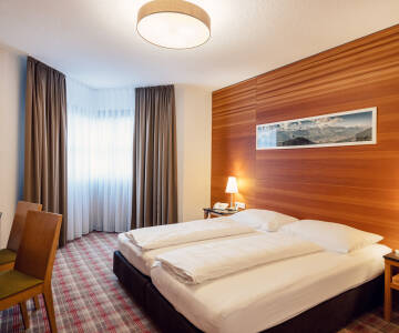 Slå dig ned i et lyst og komfortabelt værelse i klassisk stil.