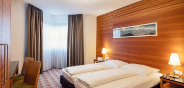 Slå deg ned i et lyst og komfortabelt rom i klassisk stil.