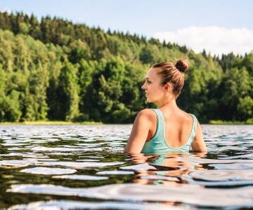 Der nahe gelegene Lansersee ist ideal für ein erfrischendes Bad, einen Spaziergang am Wasser oder ein ruhiges Picknick.