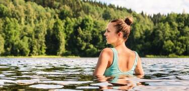 Den nærliggende Lans sø er perfekt til en forfriskende svømmetur, en tur rundt om søen eller en stille picnic.