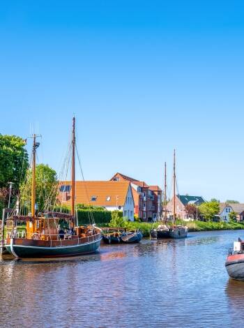 Carolinensiel ligger bara en kort bilresa från hotellet och inbjuder dig att utforska dess charmiga hamnar, natursköna kustpromenader och rika sjöfartshistoria.
