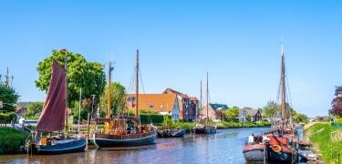 Bare en kort køretur fra hotellet inviterer Carolinensiel dig til at udforske sine charmerende havne, naturskønne kystvandringer og rige maritime historie.