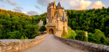 You'll find several exciting excursion destinations within a short distance, such as Burg Eltz, the spa town of Wiesbaden and the state capital, Mainz.