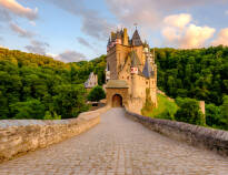 Machen Sie einen Ausflug zur Burg Eltz, nach Koblenz, zum Kurort Wiesbaden und zur Landeshauptstadt Mainz.