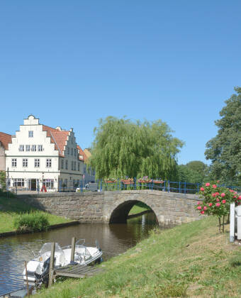 Besuchen Sie das schöne Friedrichstadt mit den niederländischen Häusern oder die Hafenstadt Husum.