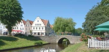 Besök den vackra staden Friedrichstadt, där ni hittar holländska hus, eller gör en utflykt till hamnstaden Husum