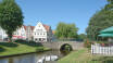 Besök den vackra staden Friedrichstadt, där ni hittar holländska hus, eller gör en utflykt till hamnstaden Husum