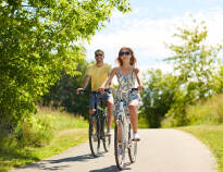 Dere er omgitt av flott natur, som innbyr til noen herlige vandre- eller sykkelturer.