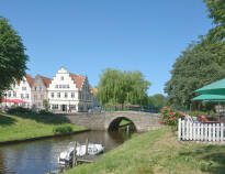Besøg den smukke by med de hollandske huse, Friedrichstadt, eller kør en tur til havnebyen, Husum.