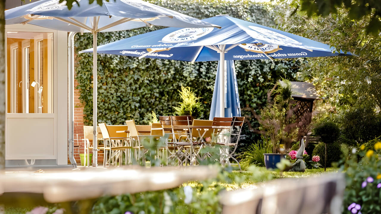 Entspannen Sie bei einem Drink im Wintergarten oder im gemütlichen Biergarten.