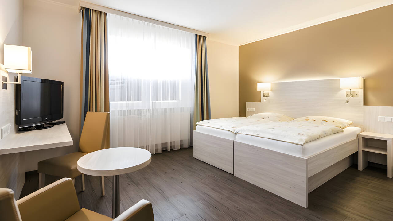 Wählen Sie zwischen den geräumigen Zimmern des Hotels oder den gemütlichen Ferienwohnungen.