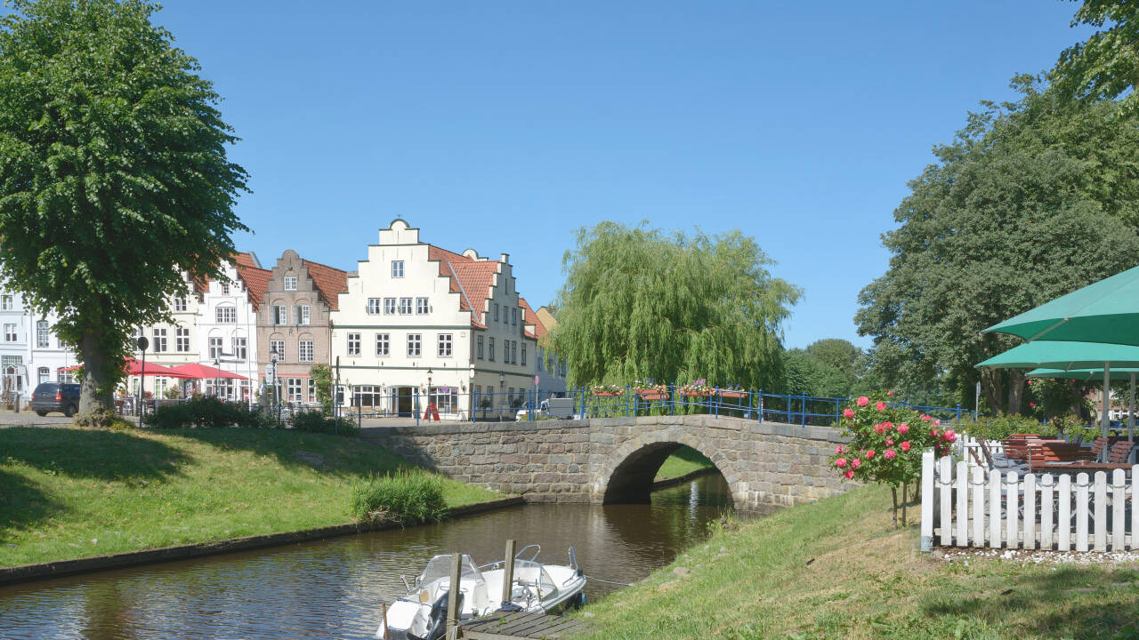 Besuchen Sie das schöne Friedrichstadt mit den niederländischen Häusern  oder die Hafenstadt Husum.
