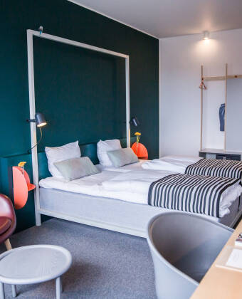 Hotellet erbjuder hög kvalitet och en hemtrevlig känsla med modernt designade rum.