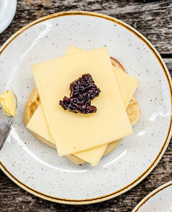 Morgenmaden består af et bredt udvalg af lækre varer, mange af dem økologiske.
