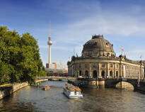 Entdecken Sie Berlin - eine der schönsten Hauptstädte Europas. Machen Sie z. B. eine Bootstour auf der Spree.