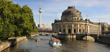 Entdecken Sie Berlin - eine der schönsten Hauptstädte Europas. Machen Sie z. B. eine Bootstour auf der Spree.