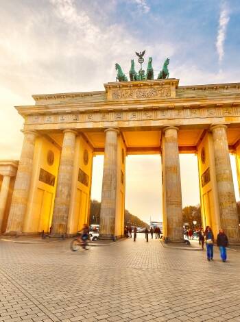 Machen Sie einen aufregenden Familienausflug ans Brandenburger Tor.