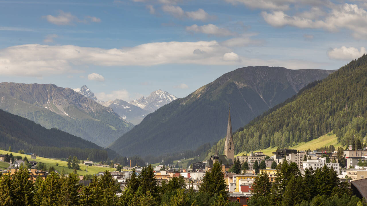 Das moderne Hilton Garden Inn Davos liegt in einer beeindruckenden Lage in der malerischen Bergwelt der Bündner Alpen in der Schweiz.