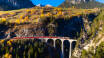 Området byder på mange oplevelser både sommer og vinter; tag en tur med Bernina Express toget og oplev smukke bjergtoppe.