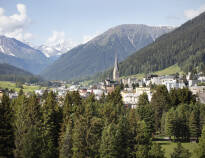 Genießen Sie die Top Lage des Hotels in den Bündner Bergen in der Schweiz - im Herzen des Geschehens.